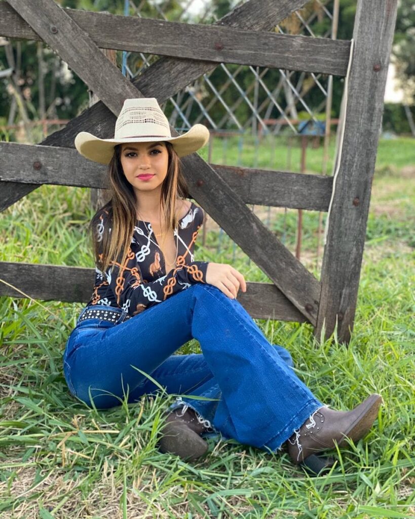 Ideal Outfits and Accessories for a Cowgirl Look
