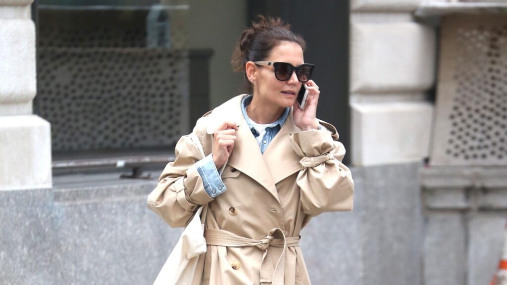 Katie Holmes Steps Out in the Ultimate Undercover Coat | Vogue